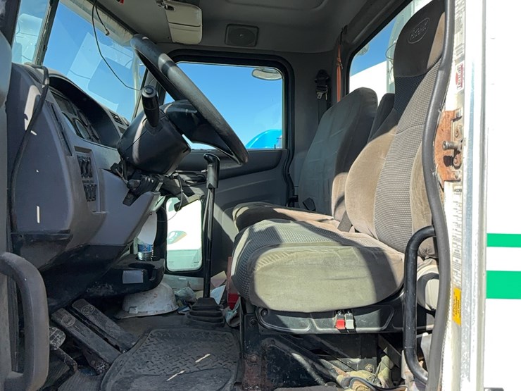 2014-peterbilt-330-image-12