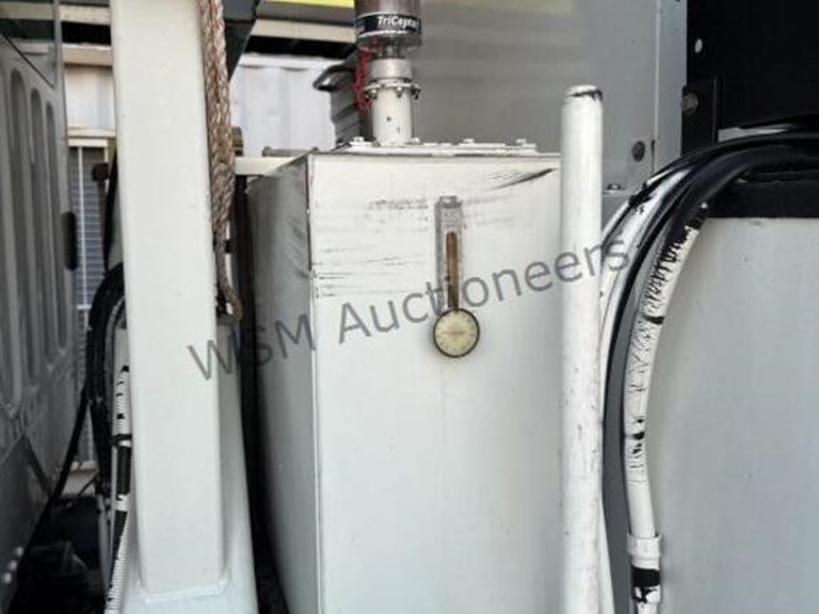 2012-freightliner-m2-106-image-31