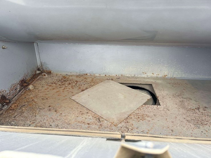 2004-mack-cv713-granite-fuel-and-lube-truck-image-37