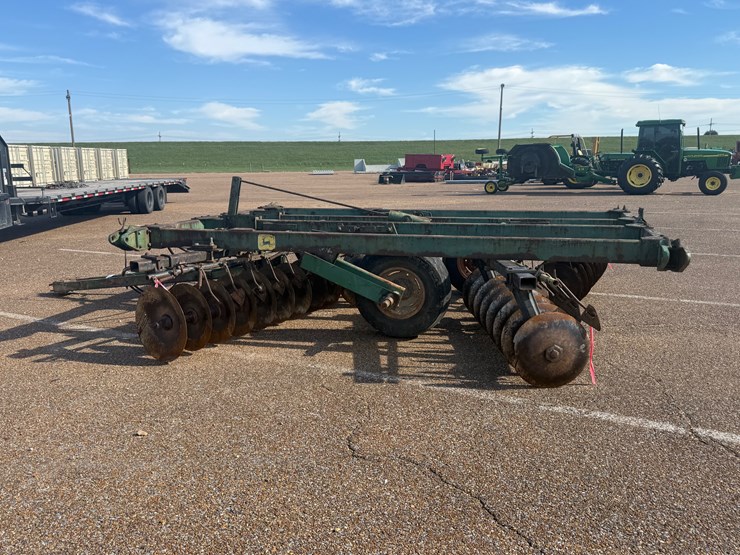 john-deere-230-image-10