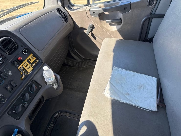 2020-freightliner-m2-26'-box-truck-image-18