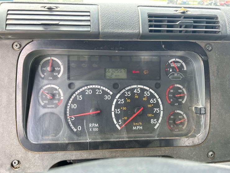 2015-freightliner-cascadia-125-image-22