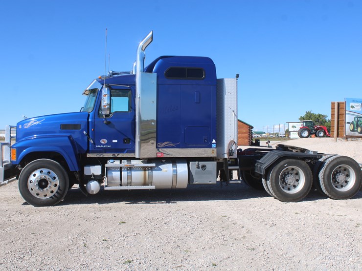 #2045-•-#2045--2013-mack-chu613-semi-tractor-image-11