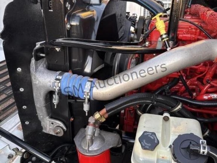 2012-freightliner-m2-106-image-42