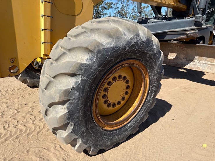 2014-deere-672g-image-11