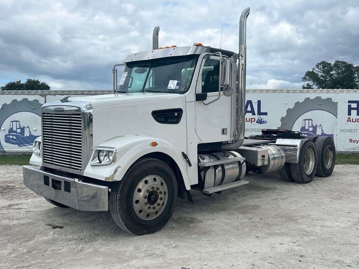 2015-freightliner-122sd-image-1