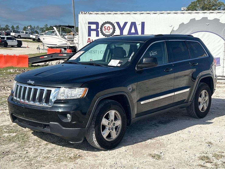 2013-jeep-grand-cherokee-laredo-image-1