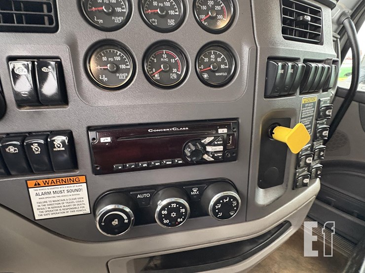 2015-peterbilt-567-image-32