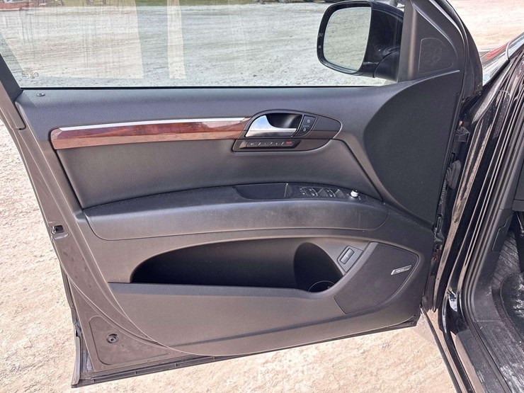 2012-audi-q7-premium-plus-awd-suv-image-10