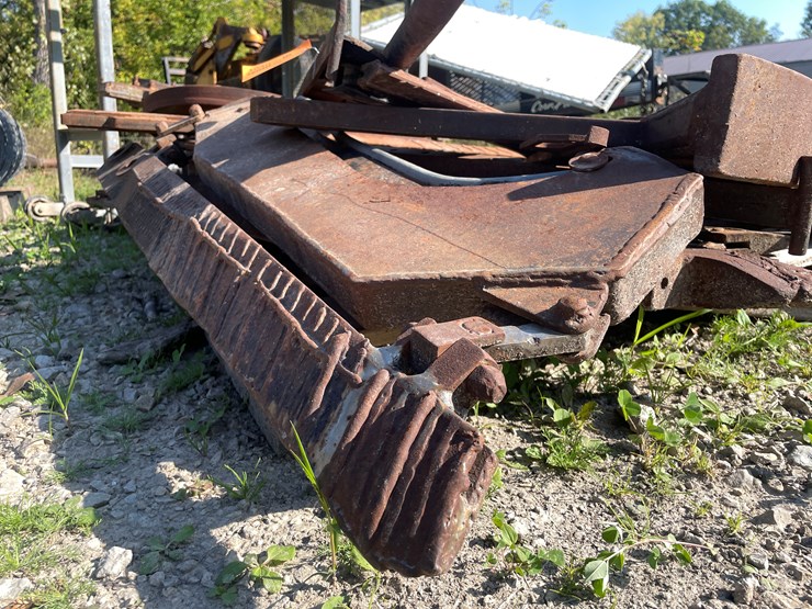 #1040-•-pallet-of-plow-parts-image-15