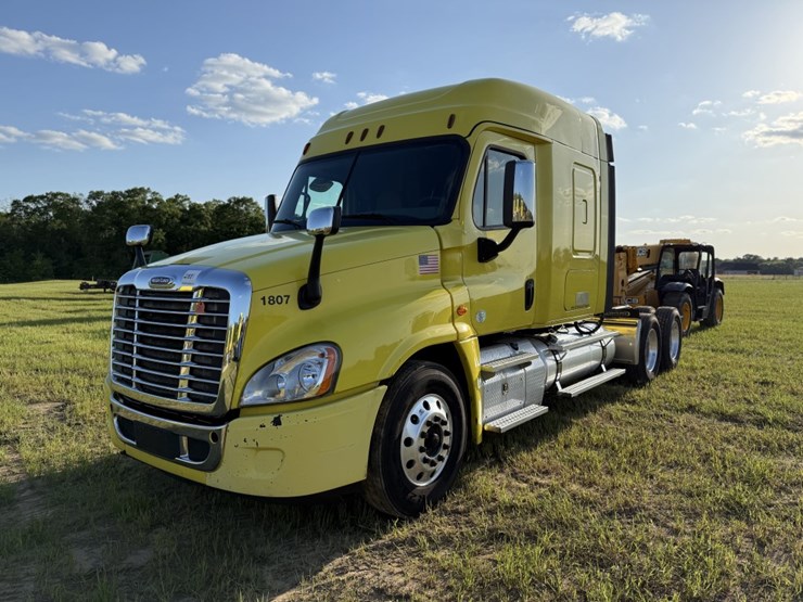 #2881-•-2018-freightliner-ca125slp-mid-roof-sleeper-truck-image-2