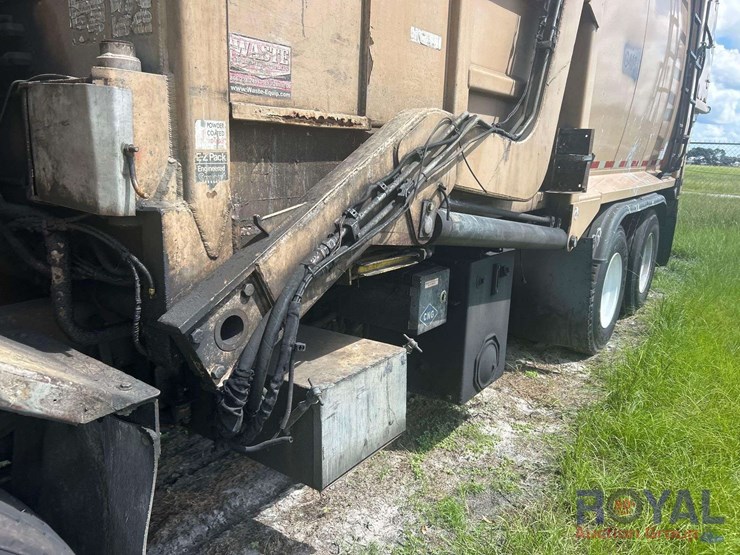 2015-peterbilt-320-image-17