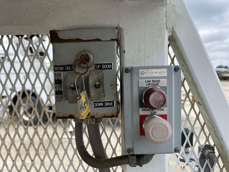 woodchuck-altec-at37g-37ft-insulated-rover-bucket-lift-image-15