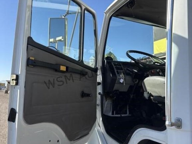 2004-freightliner-fl70-image-29