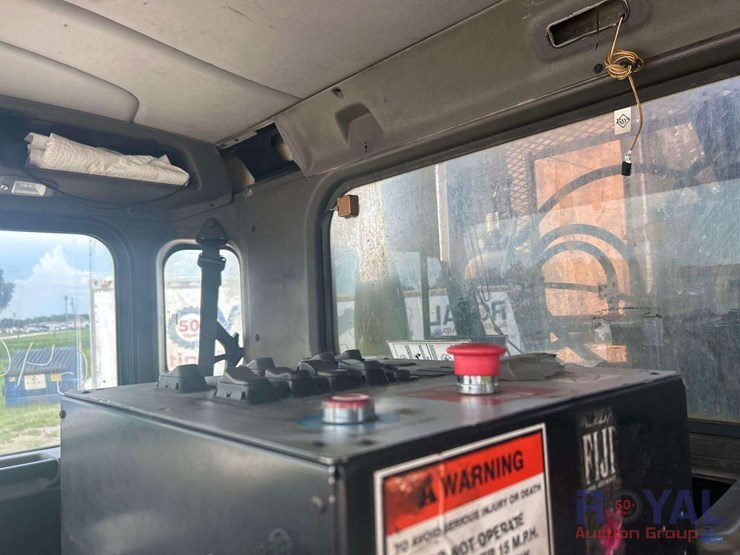 2015-peterbilt-320-image-27