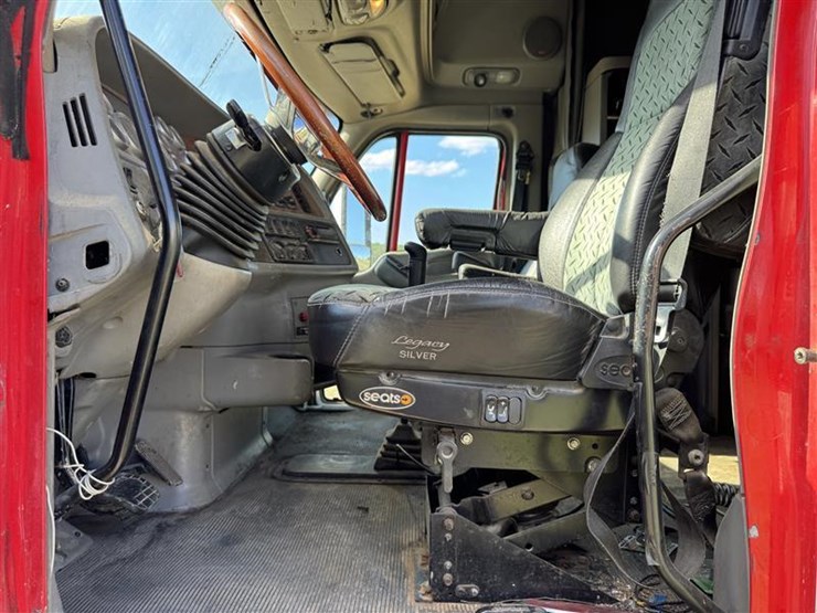 2005-peterbilt-387-image-17