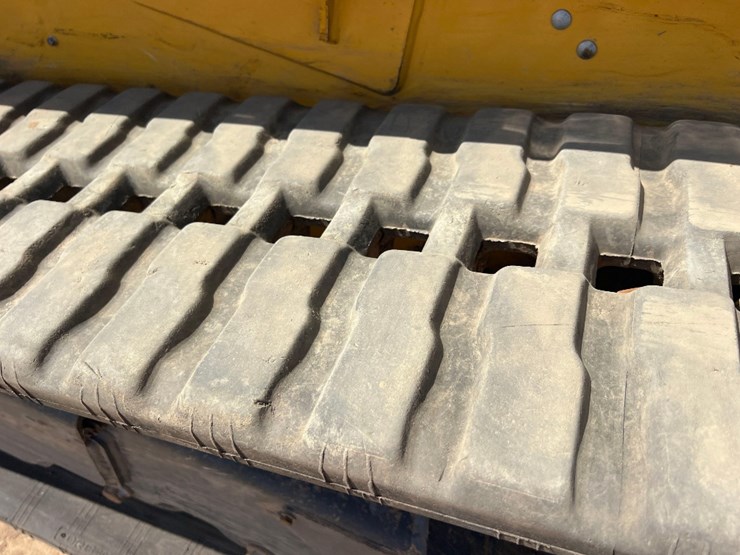 2020-deere-317g-image-23