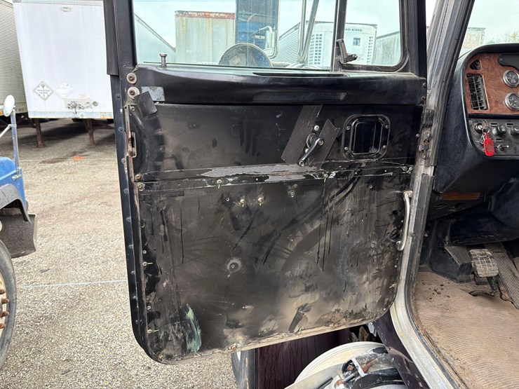 2003-peterbilt-357-image-19