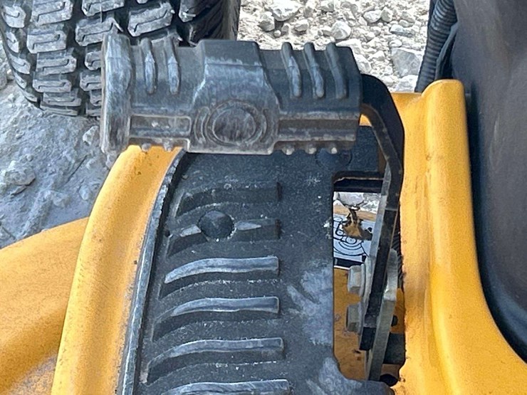 2011-club-cadet-13wx90as056-42in-riding-mower-image-15