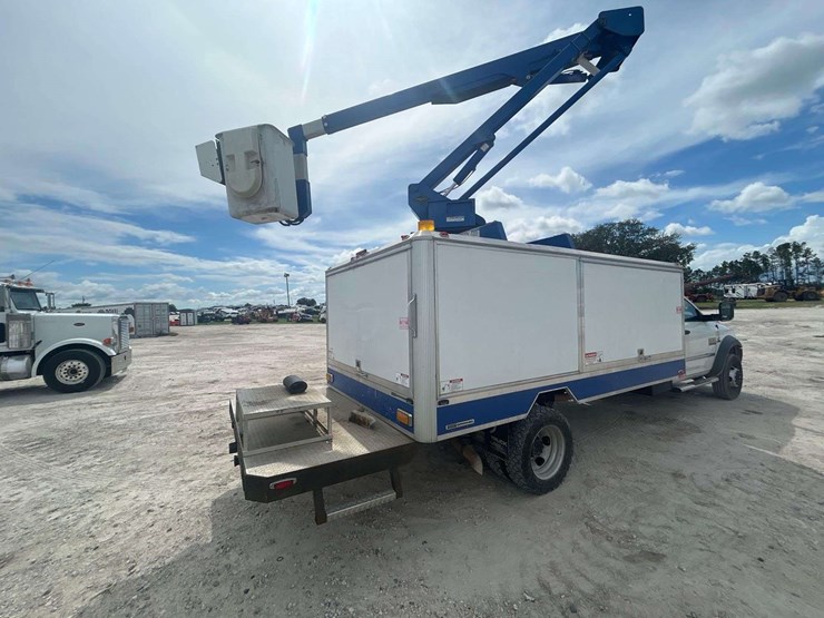 2015-ram-5500-versalift-sst-40ne-40ft-sign-bucket-truck-image-3