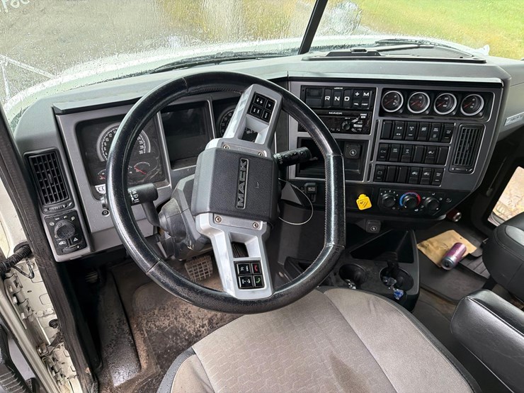 2019-mack-anthem-64t-image-24