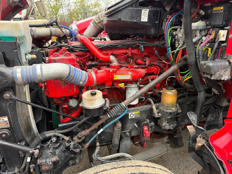 2017-peterbilt-567-image-11