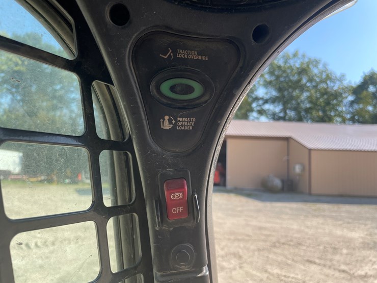 2011-bobcat-s650-image-30