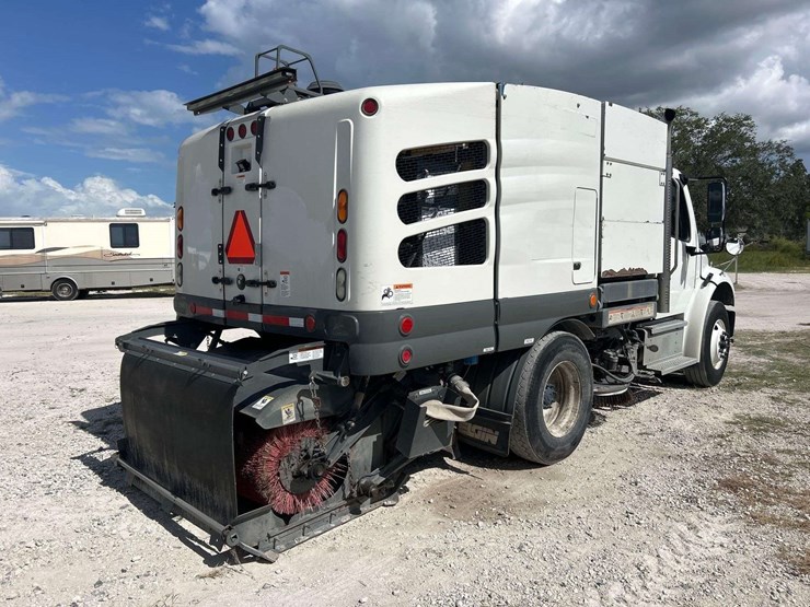 2020-freightliner-m2-106-elgin-eagle-series-4mf-street-sweeper-truck-image-3
