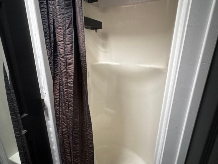 2001-wells-cargo-8'-x-32'-toy-hauler-dbl-axle-trl-image-17