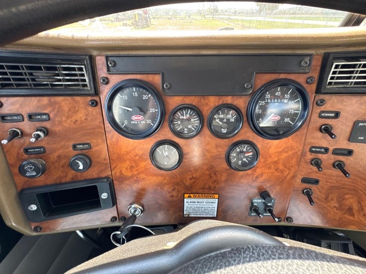 2007-peterbilt-335-image-31