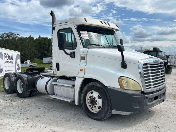 2015-freightliner-cascadia-125-image-2