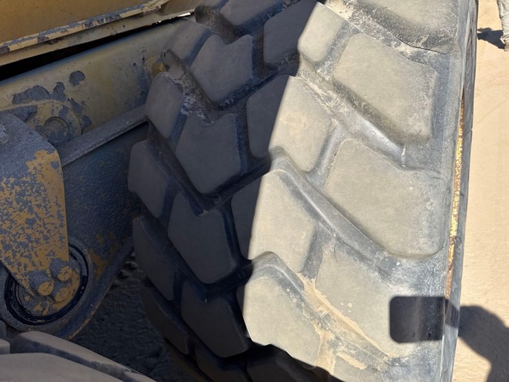 2007-caterpillar-725-image-10