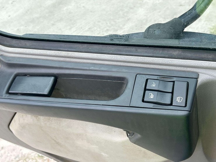 2017-peterbilt-220-image-18