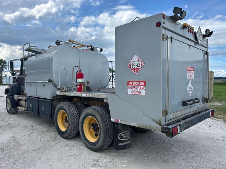 2004-mack-cv713-granite-fuel-and-lube-truck-image-4