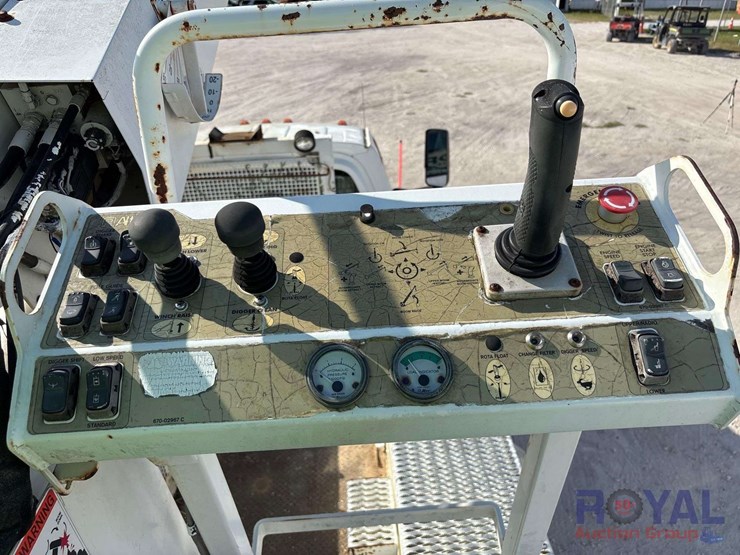 2007-gmc-c8500-altec-dl45tr-insulated-material-handling-digger-derrick-truck-image-25