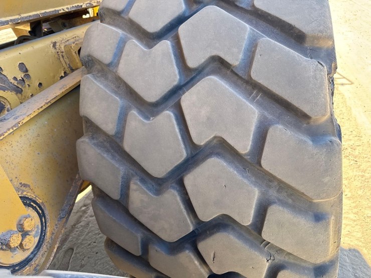 2007-caterpillar-725-image-12