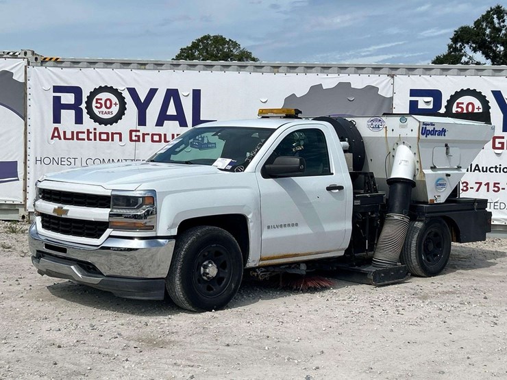 2017-chevrolet-silverado-image-1