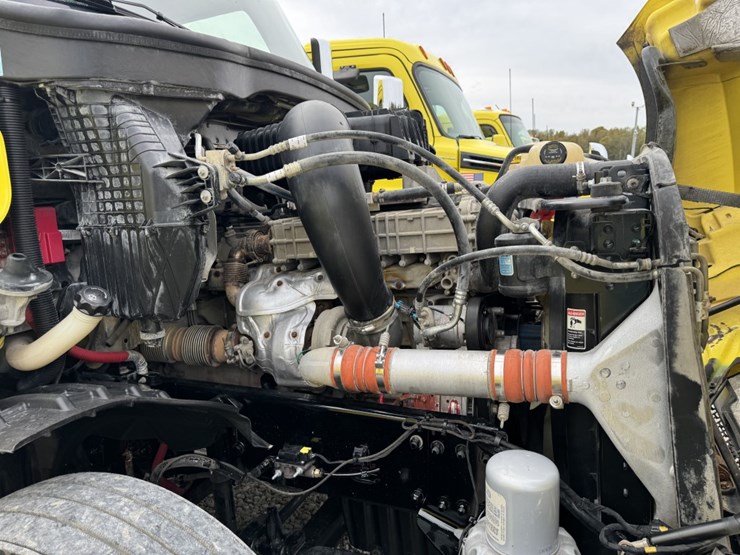 2018-freightliner-cascadia-126-image-12