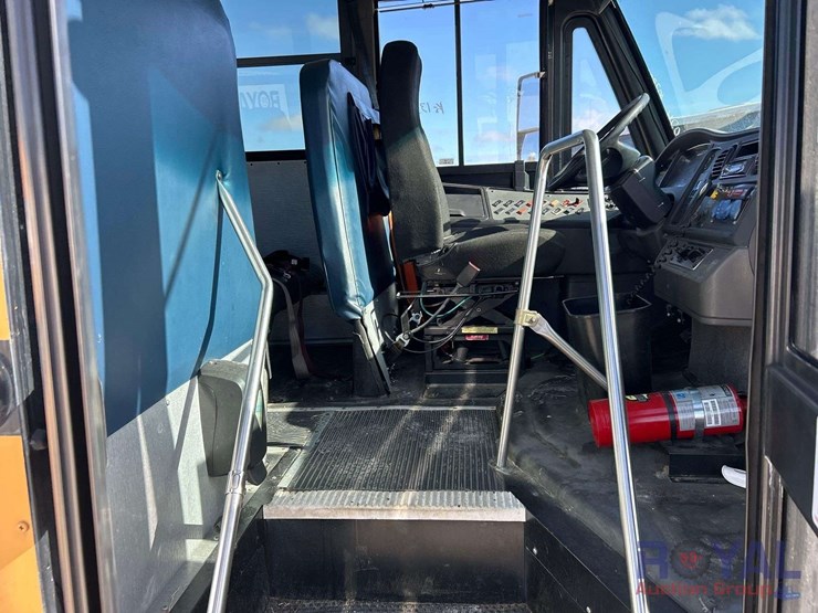 2009-freightliner-b2-image-9