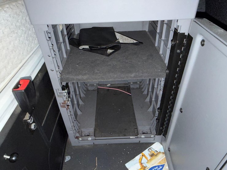 2019-mack-anthem-64t-image-31