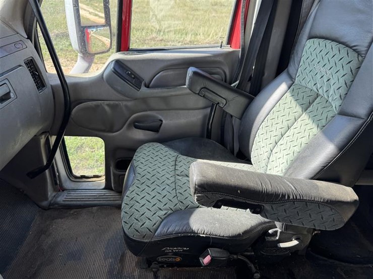 2005-peterbilt-387-image-25