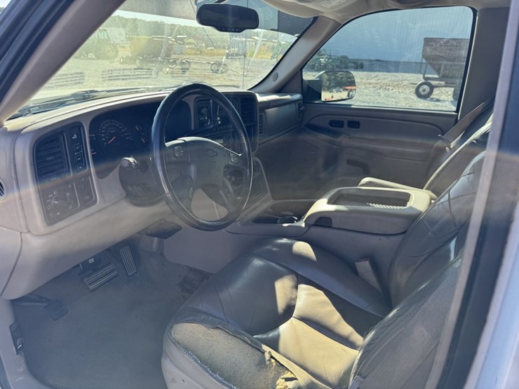 #13960-•-2005-chevy-2500-hd-crew-cab-truck-image-9