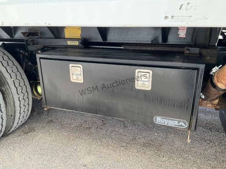 2003-freightliner-fl80-image-11