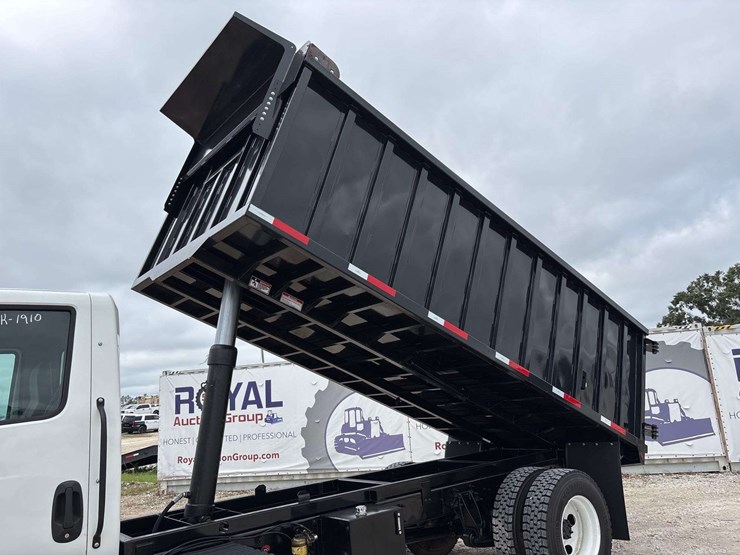 2020-international-mv607-16ft-morgan-dump-truck-image-11