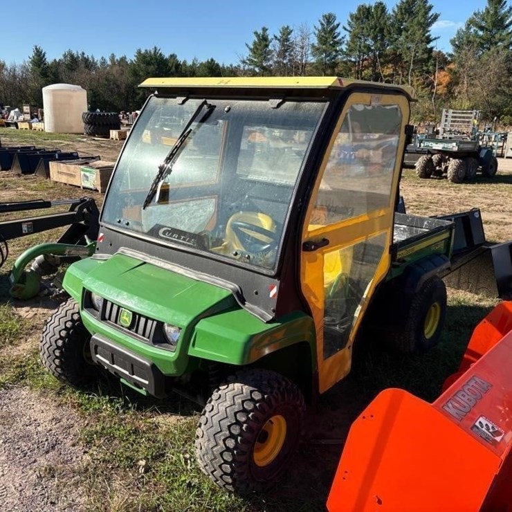 JOHN DEERE GATOR