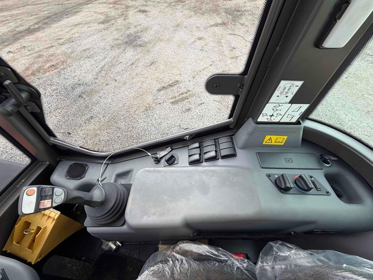 2023-hitachi-zw95-image-15