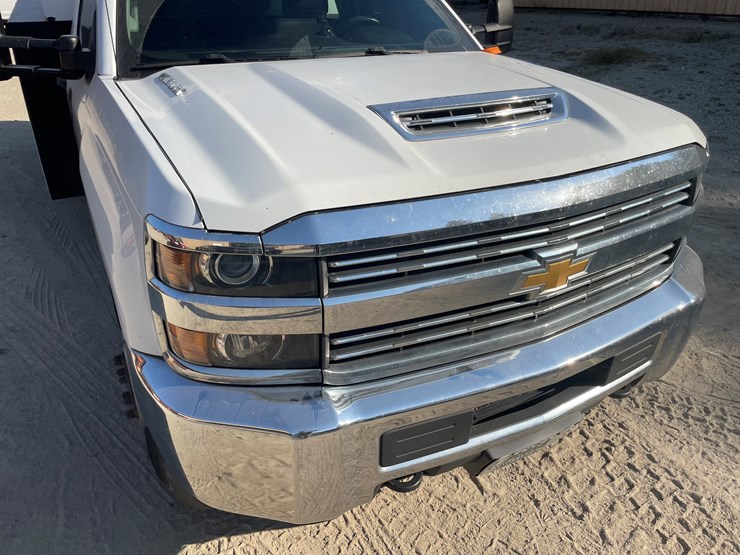 #1007-•-2017-chevy-3500-diesel-utility-truck,-(has-title)-image-12