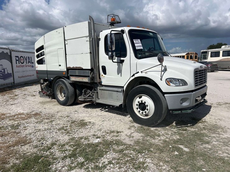 2020-freightliner-m2-106-elgin-eagle-series-4mf-street-sweeper-truck-image-2