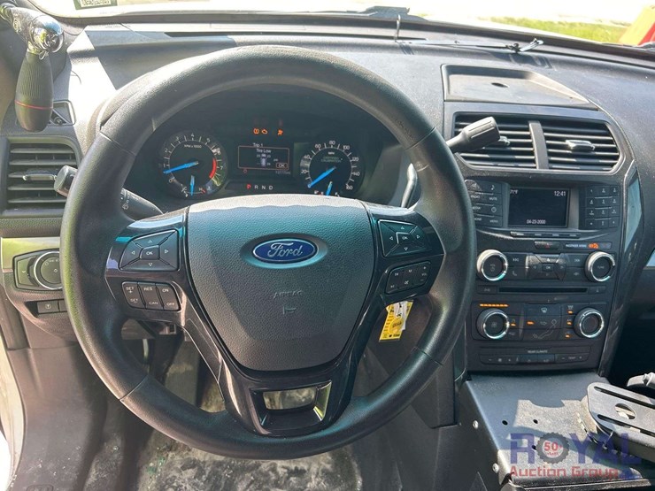 2017-ford-explorer-image-11