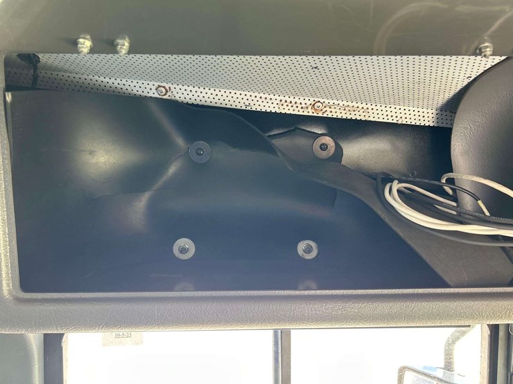 2007-freightliner-b2-image-13